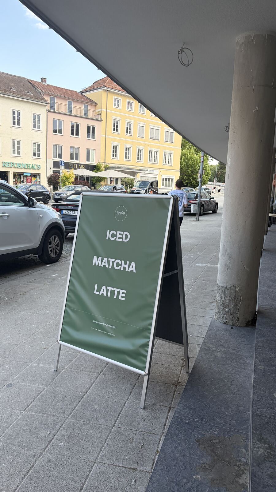 Iced Matcha Latte Schild vor dem Clubhouse in der Ingolstädter Innenstadt