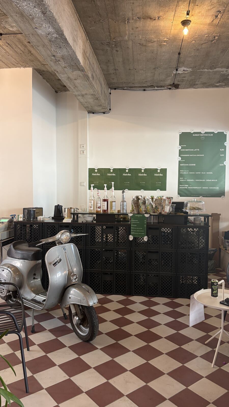 Die Bar des Sunday Matcha Club mit Menü-Postern und Sirups