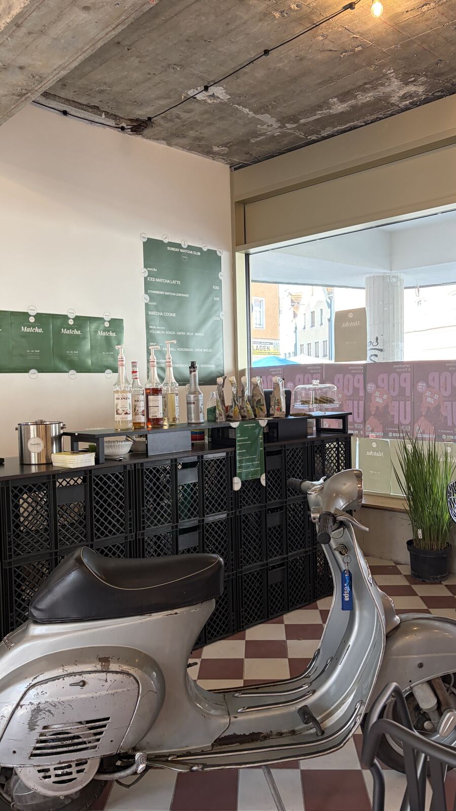 Die Bar mit Vespa im Sunday Matcha Club