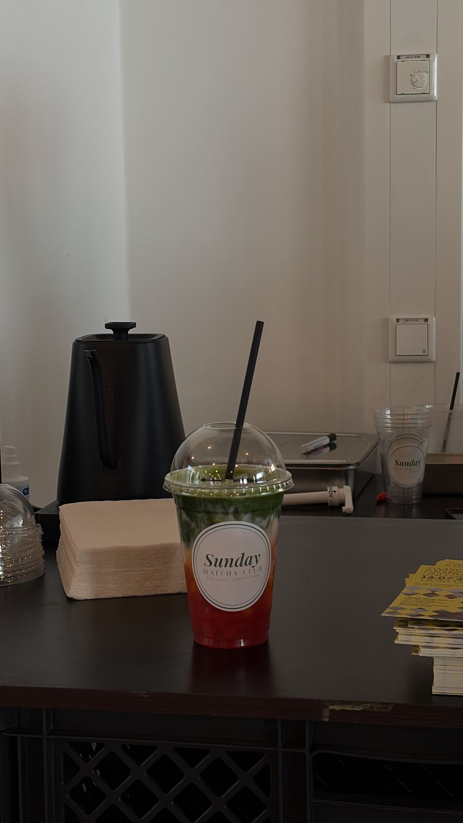 Strawberry Matcha Lemonade im Sunday-Becher