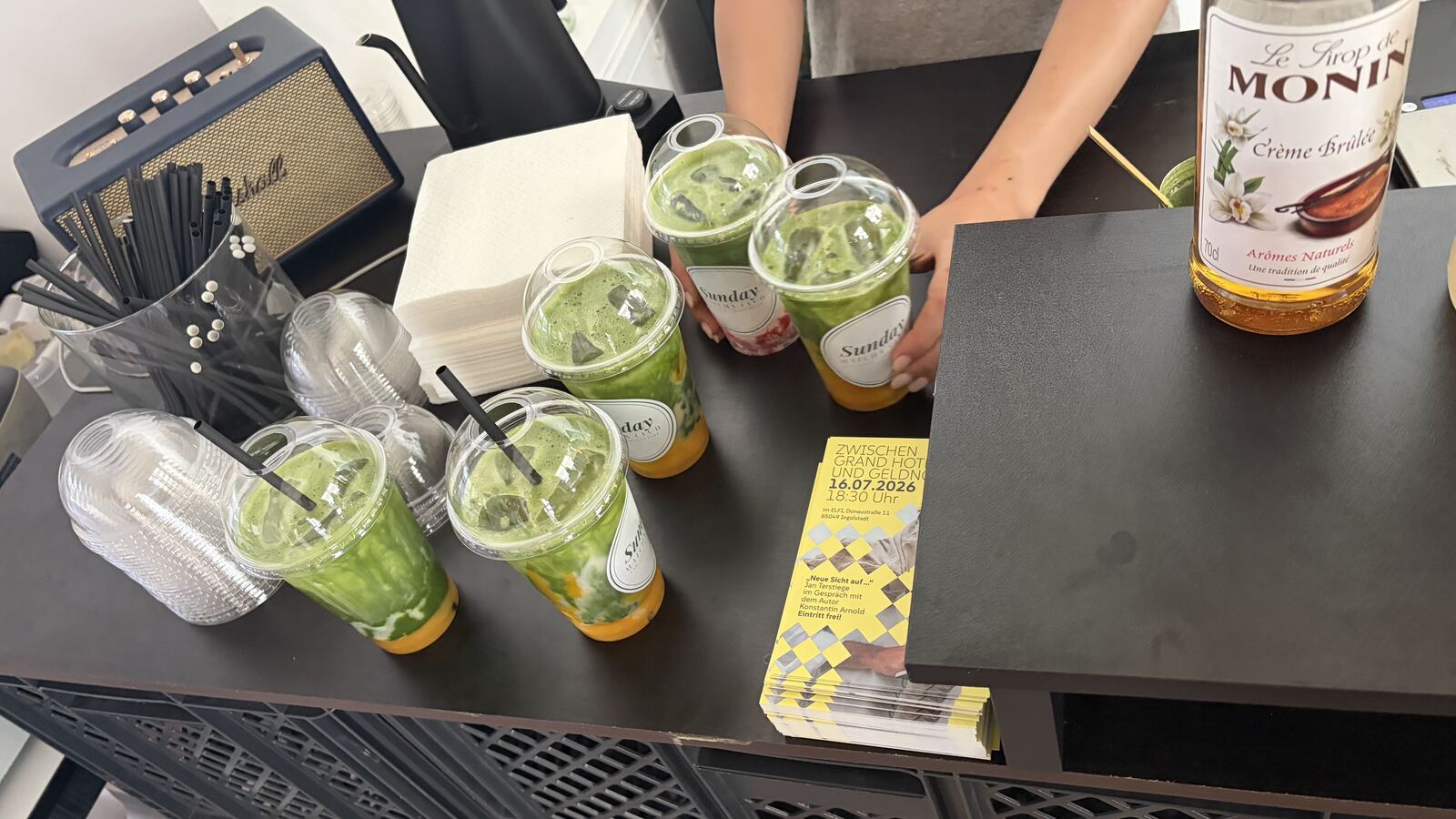 Frisch zubereitete Matcha Drinks zum Mitnehmen