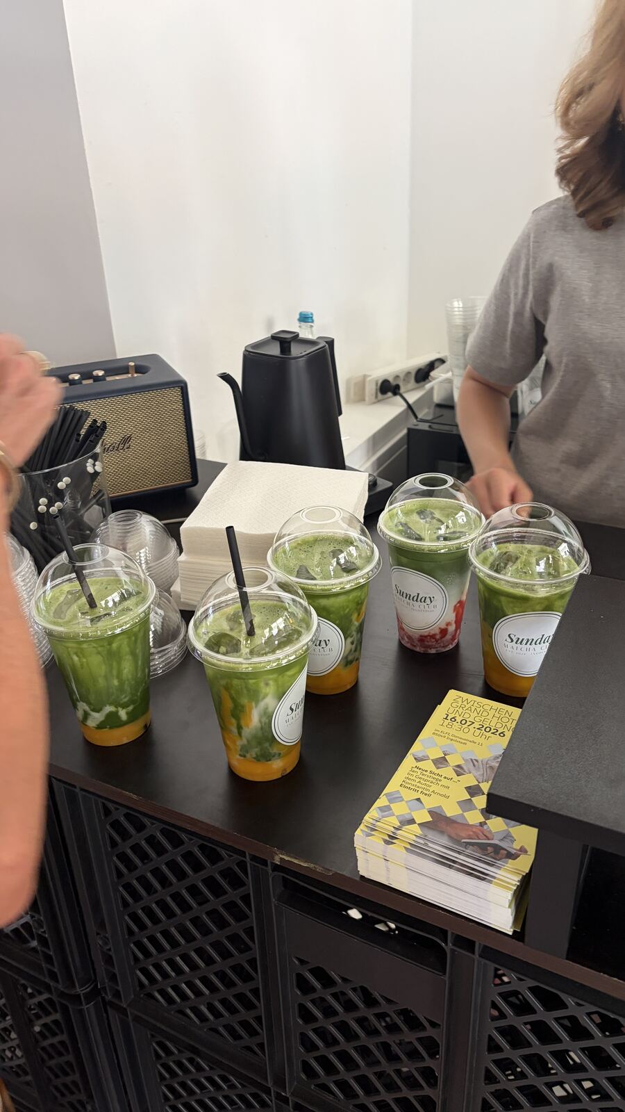 Frisch zubereitete Iced Matcha Lattes